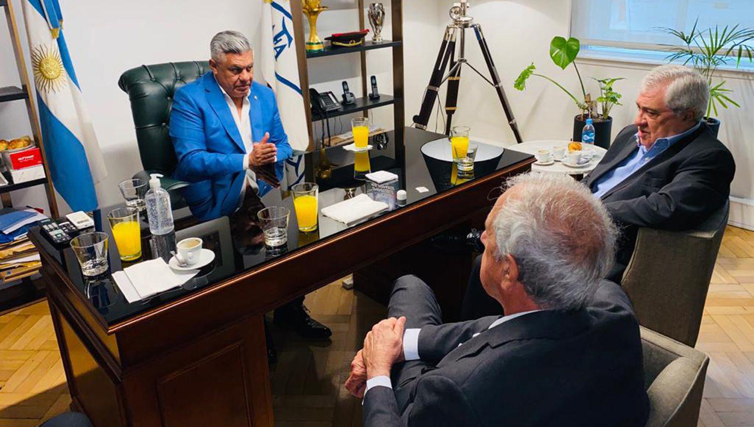 Tapia recibioacute a presidentes de Boca y River por el tema TV
