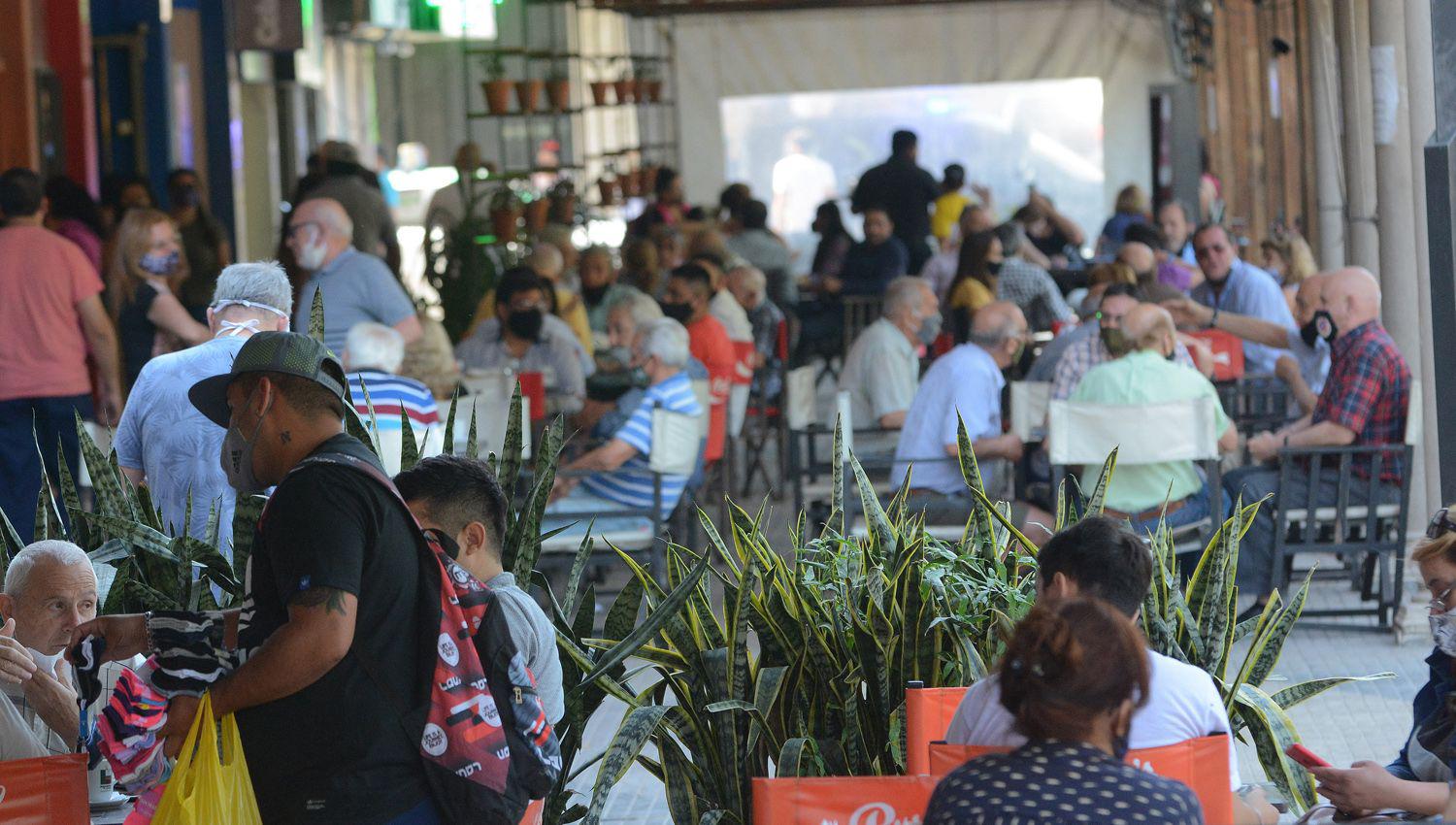 Santiago acumula maacutes de 9 mil casos y el paiacutes superoacute las 30 mil muertes