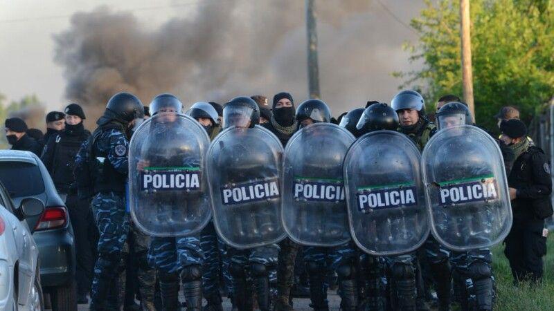 Berni junto a 4000 policiacuteas desalojoacute el terreno de Guernica- hubo incidentes y 35 personas detenidas