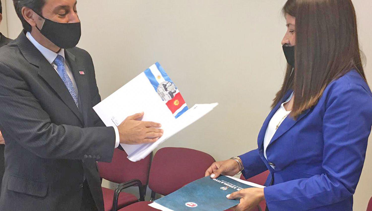 De la firma del convenio realizada ayer participó el vicegobernador
de la provincia Dr Carlos Silva Neder