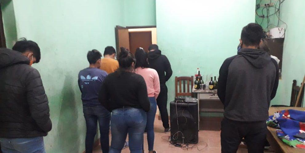 La policiacutea descubrioacute tres fiestas clandestinas y demoroacute a 17 personas en Clodomira