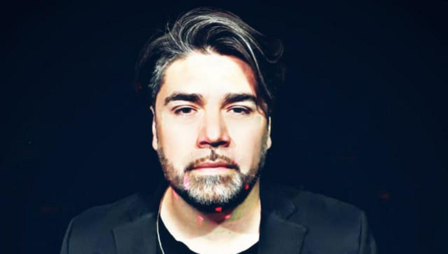 VIDEO ldquoEl Proferdquo Diego Argantildearaz Barros desde su ldquoPub Virtualrdquo hace bailar al mundo con chacareras y una multiplicidad de ritmo