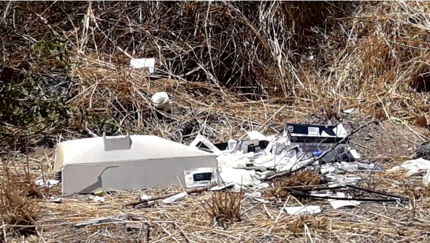 Encontraron un mini contenedor de residuos y pruebas de Covid tirados en el camino de San Esteban