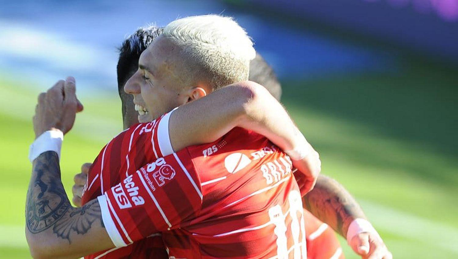 VIDEO Con un golazo de Ricky aacutelvarez Veacutelez rescatoacute un empate ante Huracaacuten