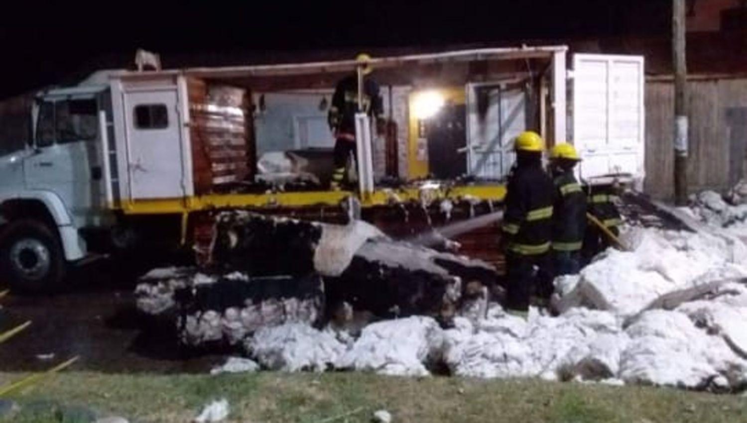 Antildeatuya- un camioacuten cargado con algodoacuten se prendioacute fuego y las peacuterdidas fueron totales