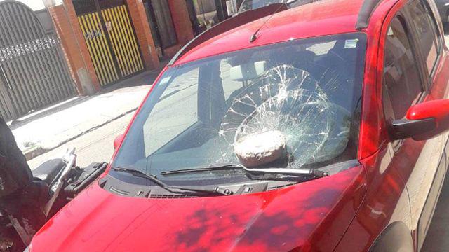 Una mujer atacoacute con una piedra el auto de una abogada