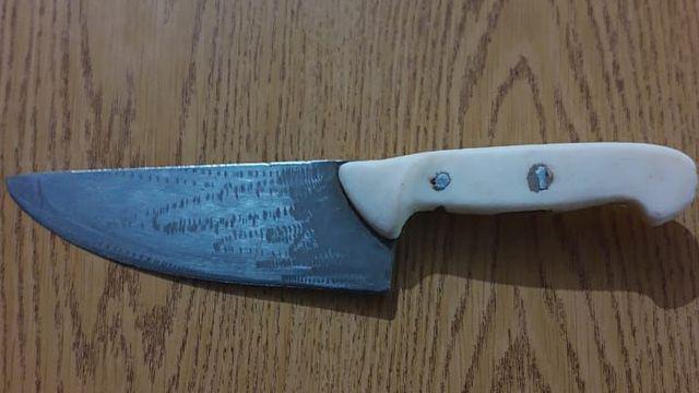 Adolescente ebria y ldquodrogadardquo intentoacute acuchillar a un oficial de la policiacutea