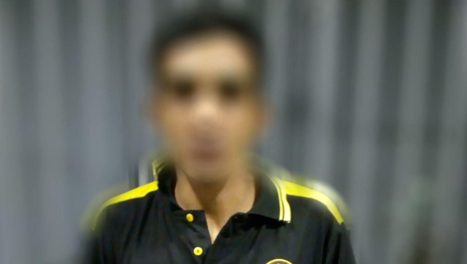 Atrapan a dos joacutevenes que bebiacutean alcohol y portaban tumberas