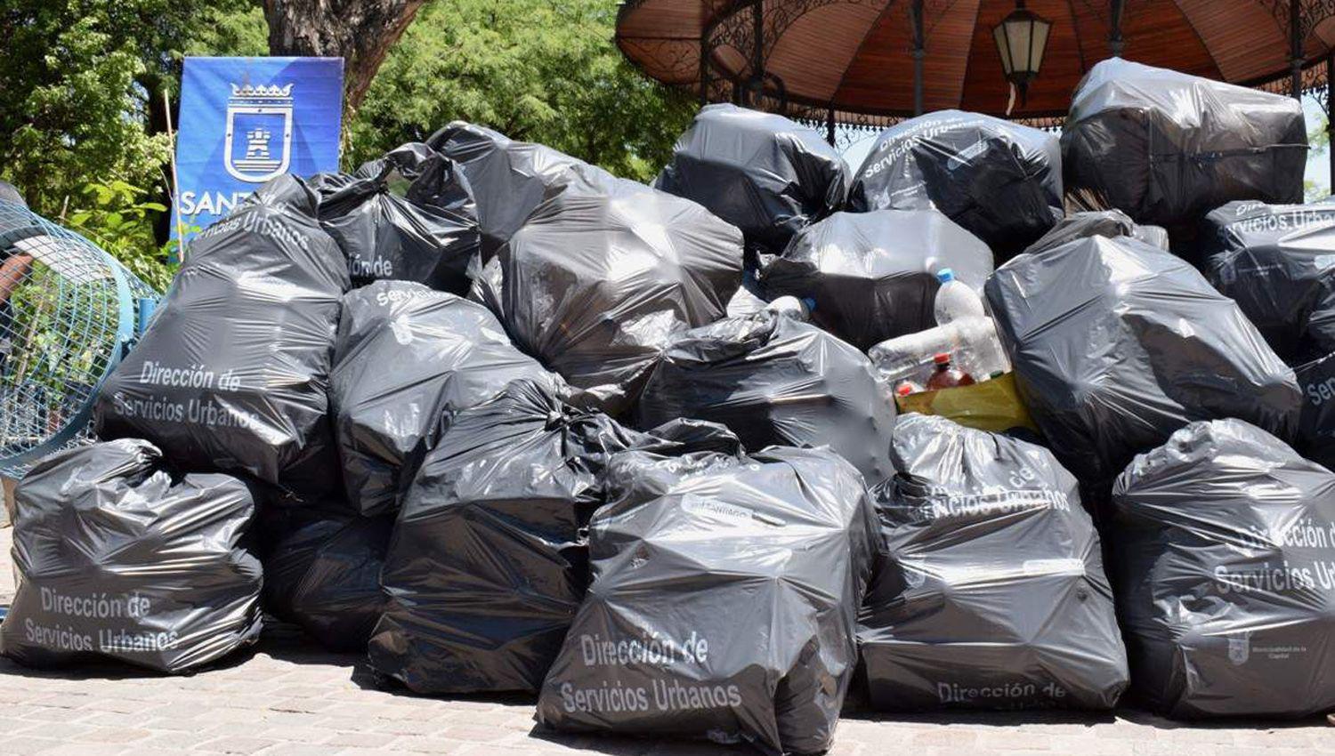 Est� orientada a la sensibilización y recuperación de envases de botellas pl�sticas posconsumo con
los que se diseñar� y montar� colectivamente una serie de �rboles navideños