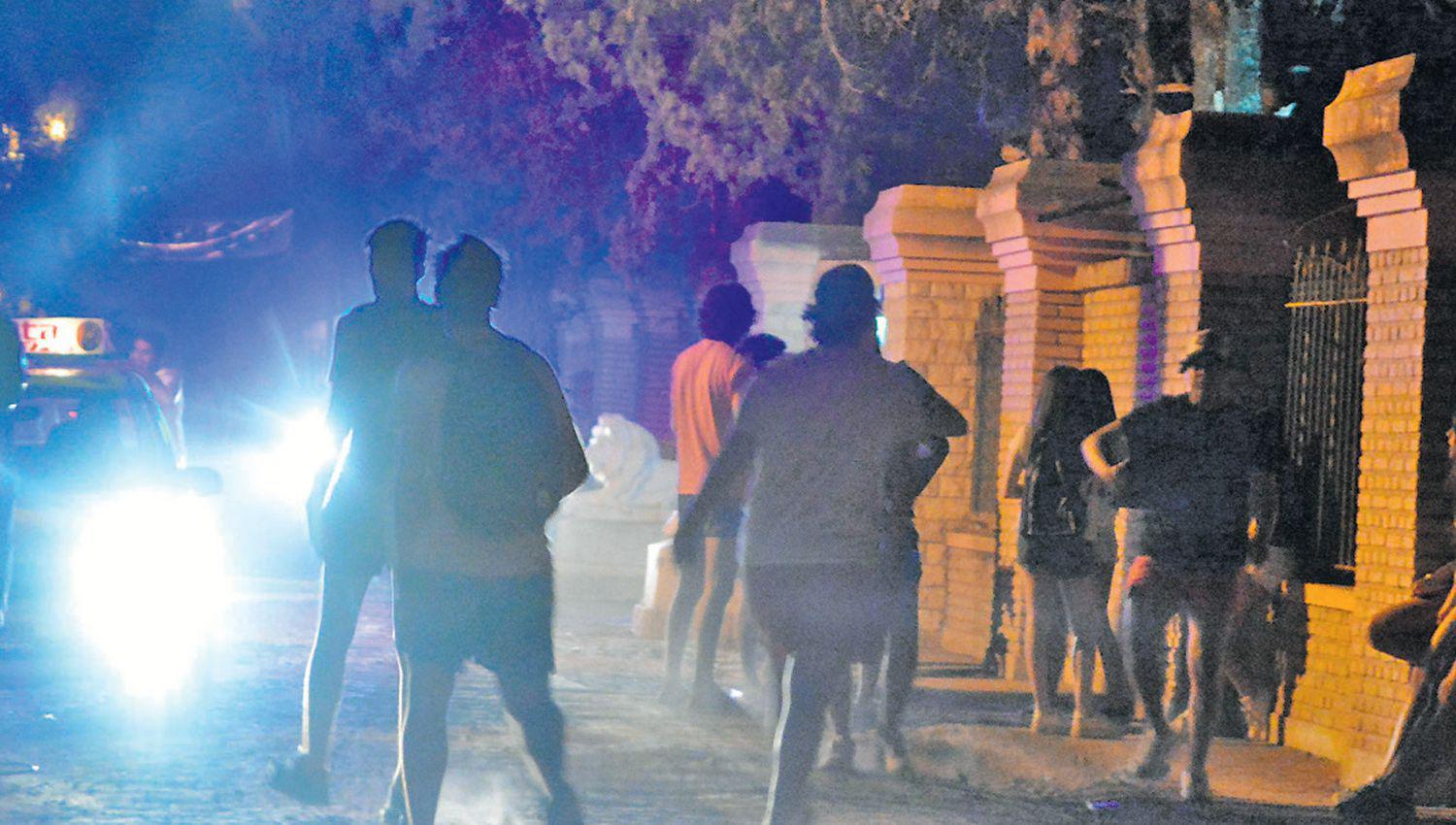 Estaban en una fiesta llegoacute la policiacutea huyeron al monte no aguantaron y se entregaron