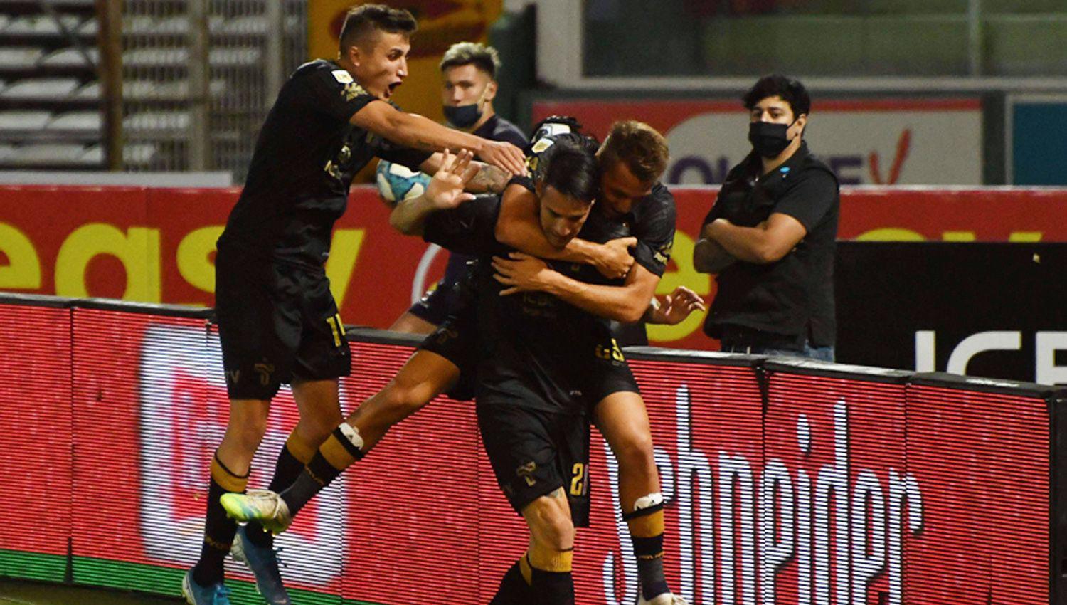Los jugadores de Talleres festejan el gol del empate salvo Carlos Auzqui por su pasado en Lan�s