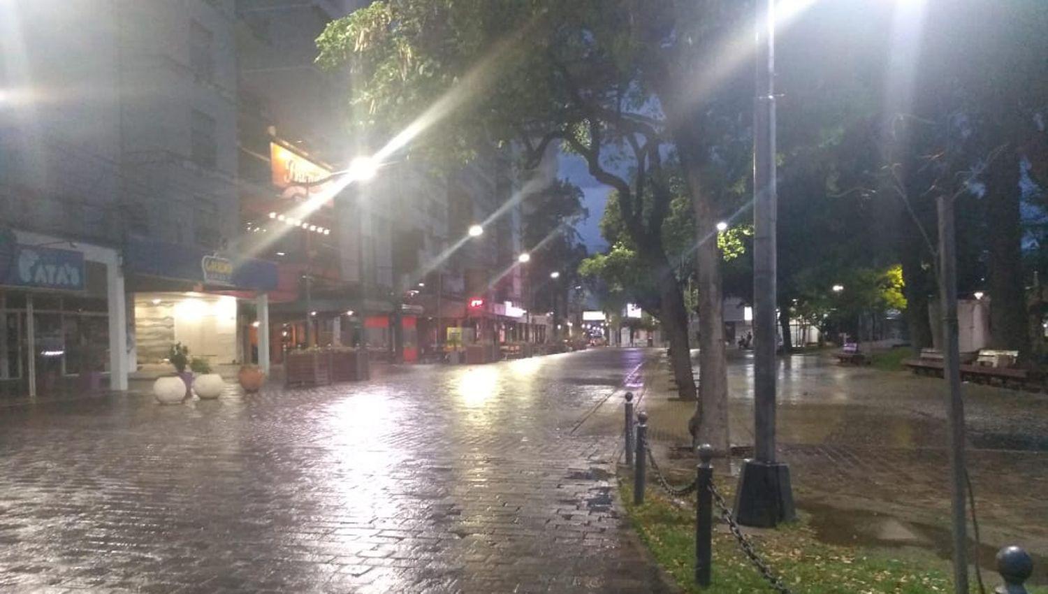 Desde la madrugada llueve en Santiago- iquestCoacutemo seguiraacute el tiempo