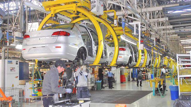 El desabastecimiento frena la produccioacuten en automotrices