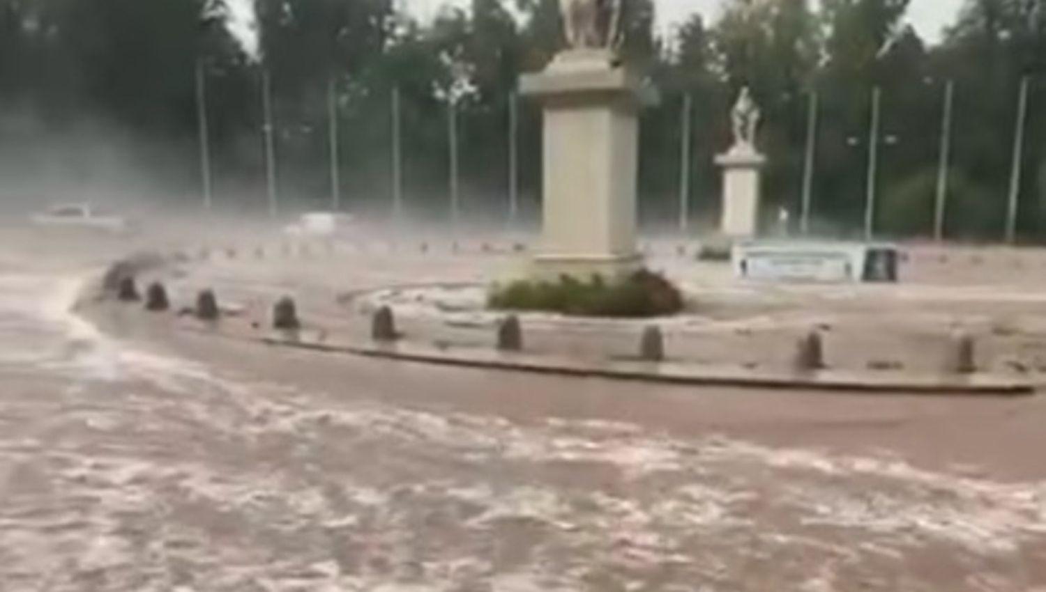 Se inundoacute el centro de Mendoza y el Parque San Martiacuten quedoacute bajo el agua