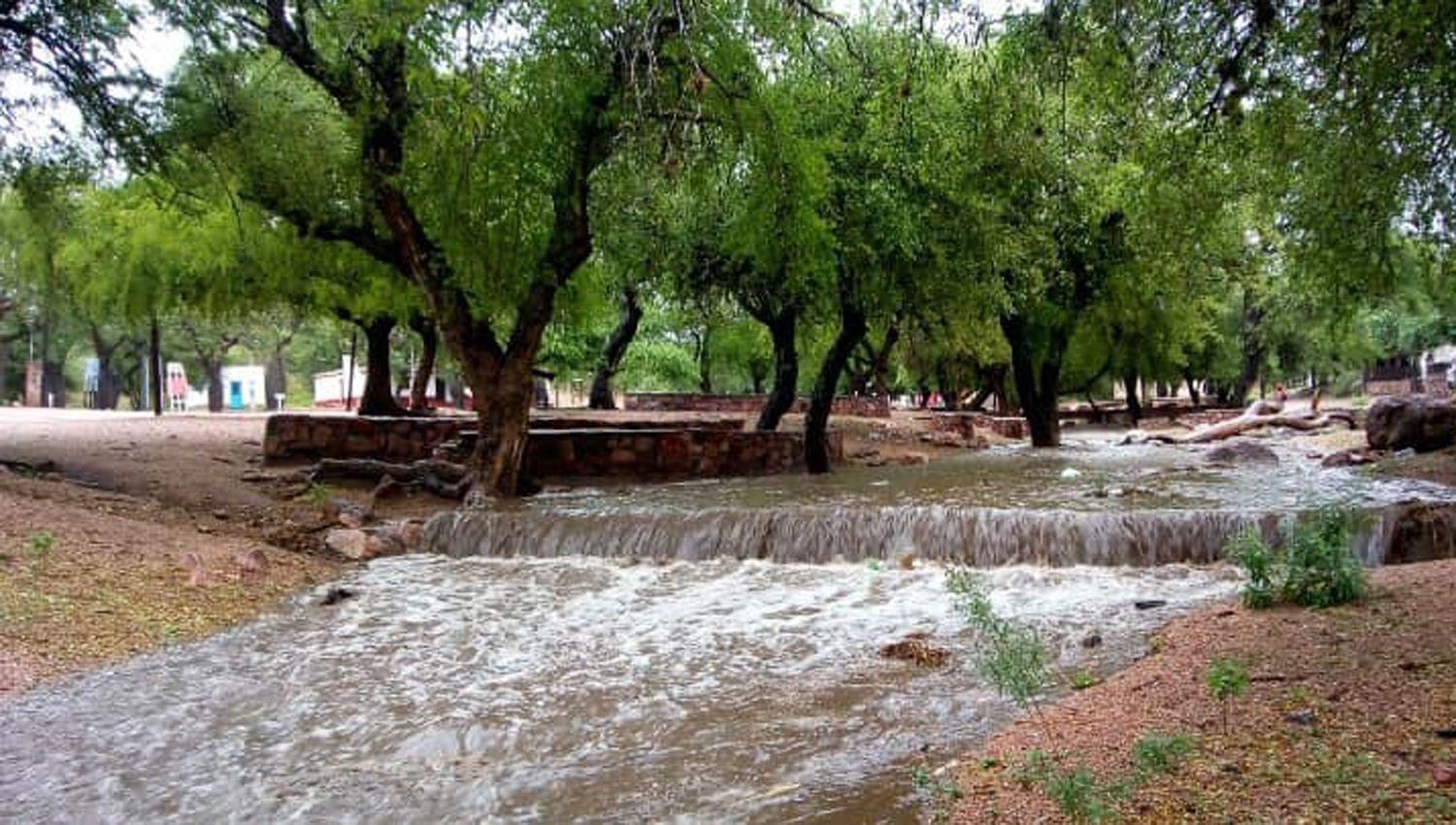 VIDEO  Intensa lluvia revivioacute los arroyos de Sumampa