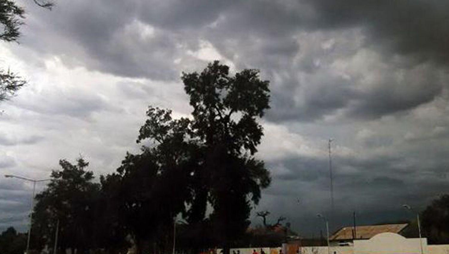El Servicio Meteoroloacutegico emitioacute un alerta por fuertes tormentas para el oeste santiaguentildeo
