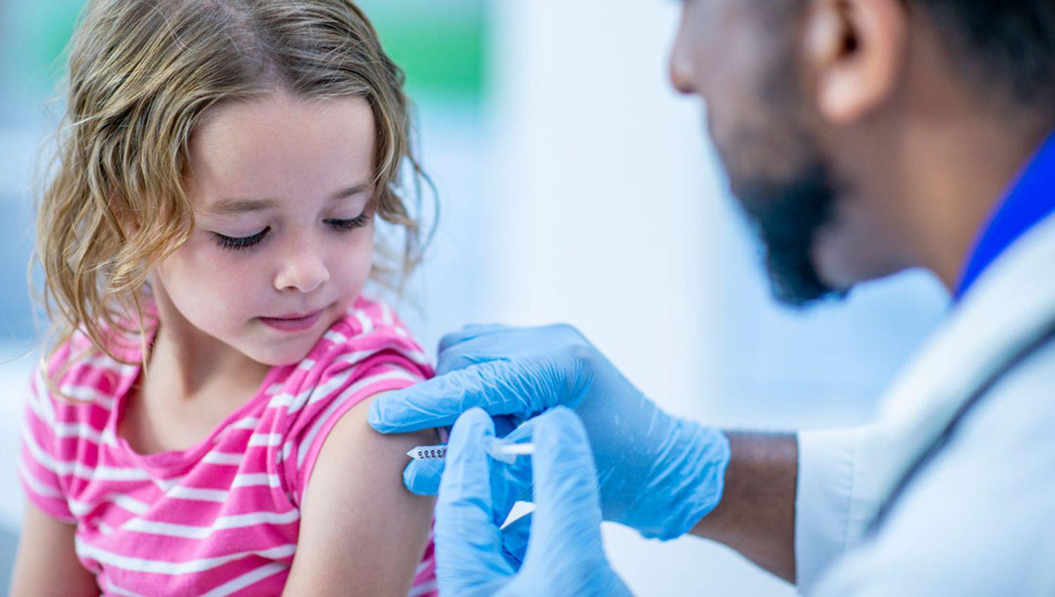 Continuacutean los operativos de vacunacioacuten para nintildeos nintildeas y adolescentes en edad escolar