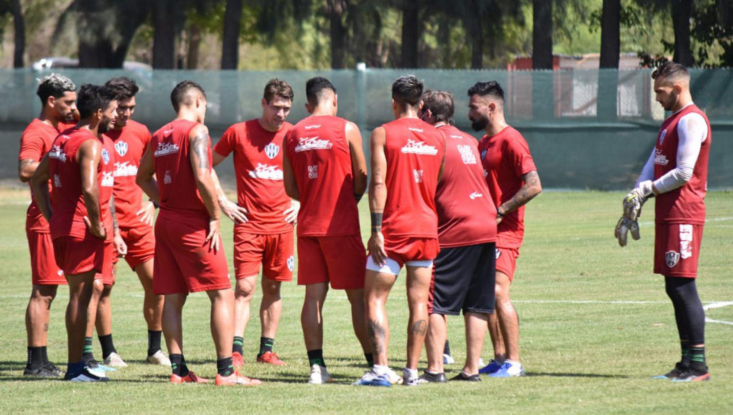 Jugadores y cuerpo técnico de Central Córdoba recibieron ayer una inesperada visita de un grupo de barras Y no cayó nada bien