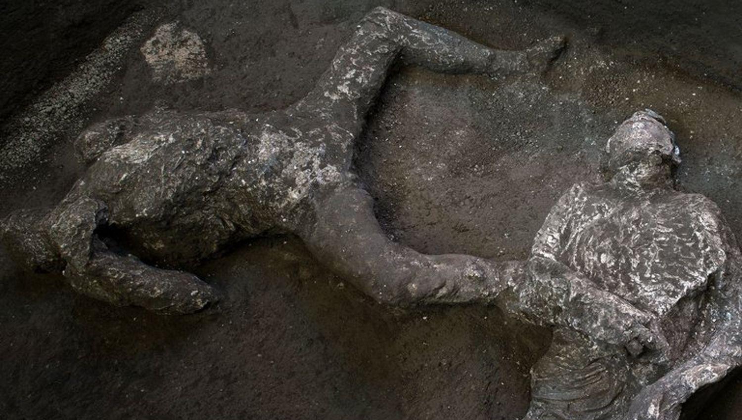Descubren los restos intactos de dos hombres que murieron por la erupcioacuten del Vesubio hace 2000 antildeos