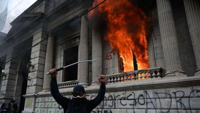 Guatemala- incendiaron la sede del Gobierno para pedir la renuncia del presidente