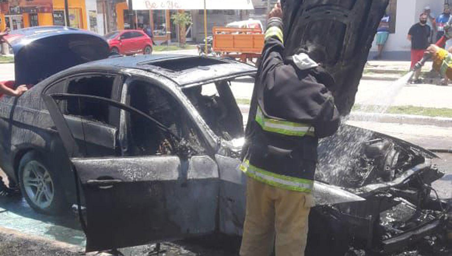 Un BMW se prendioacute fuego en pleno centro de la ciudad de Fernaacutendez