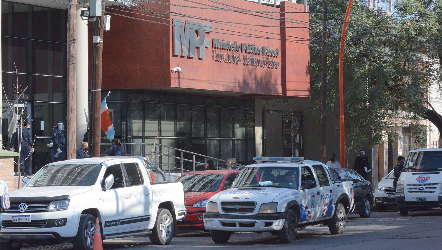 El entrenador de baacutesquet femenino apresado seraacute indagado mantildeana