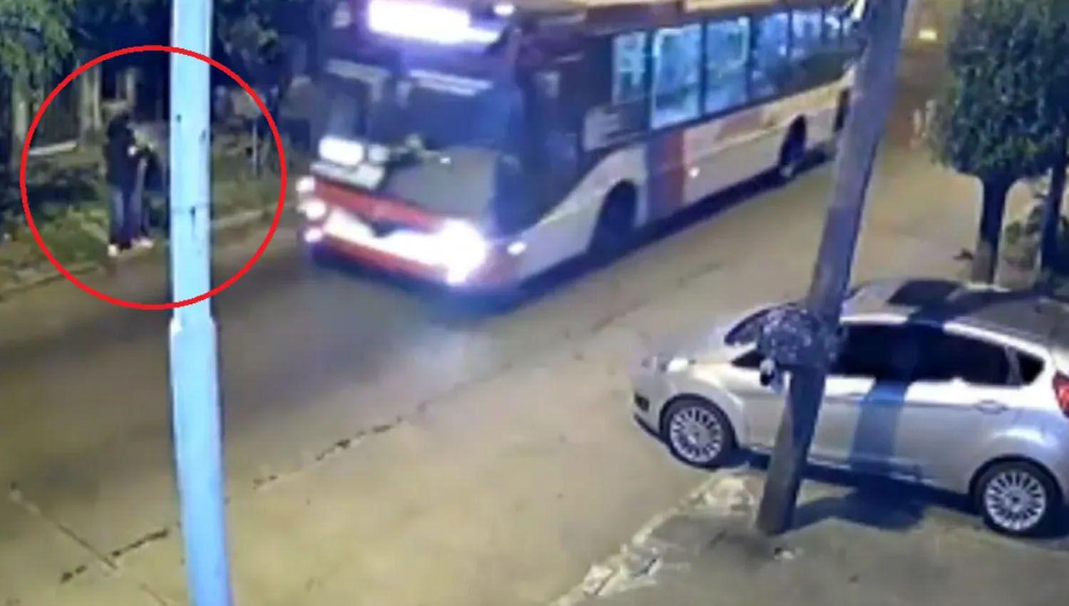 VIDEO  A los bocinazos un chofer de colectivo salvoacute a una mujer de un robo