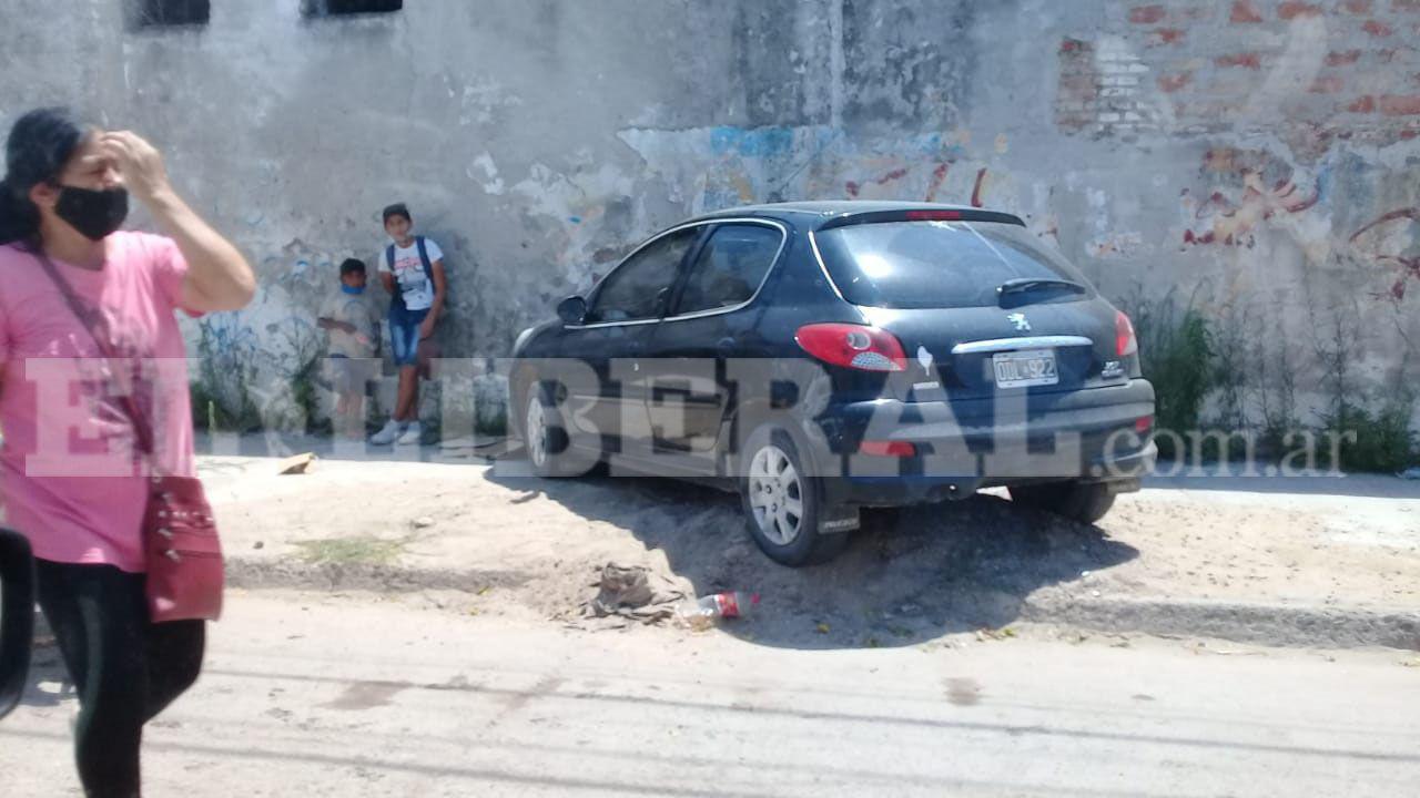 Conductor se descompensoacute mientras manejaba subioacute a la vereda y chocoacute contra una pared