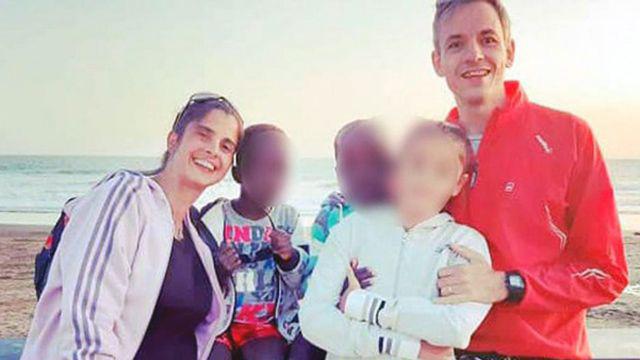 Los hermanos africanos adoptados y abandonados teniacutean visa de turistas