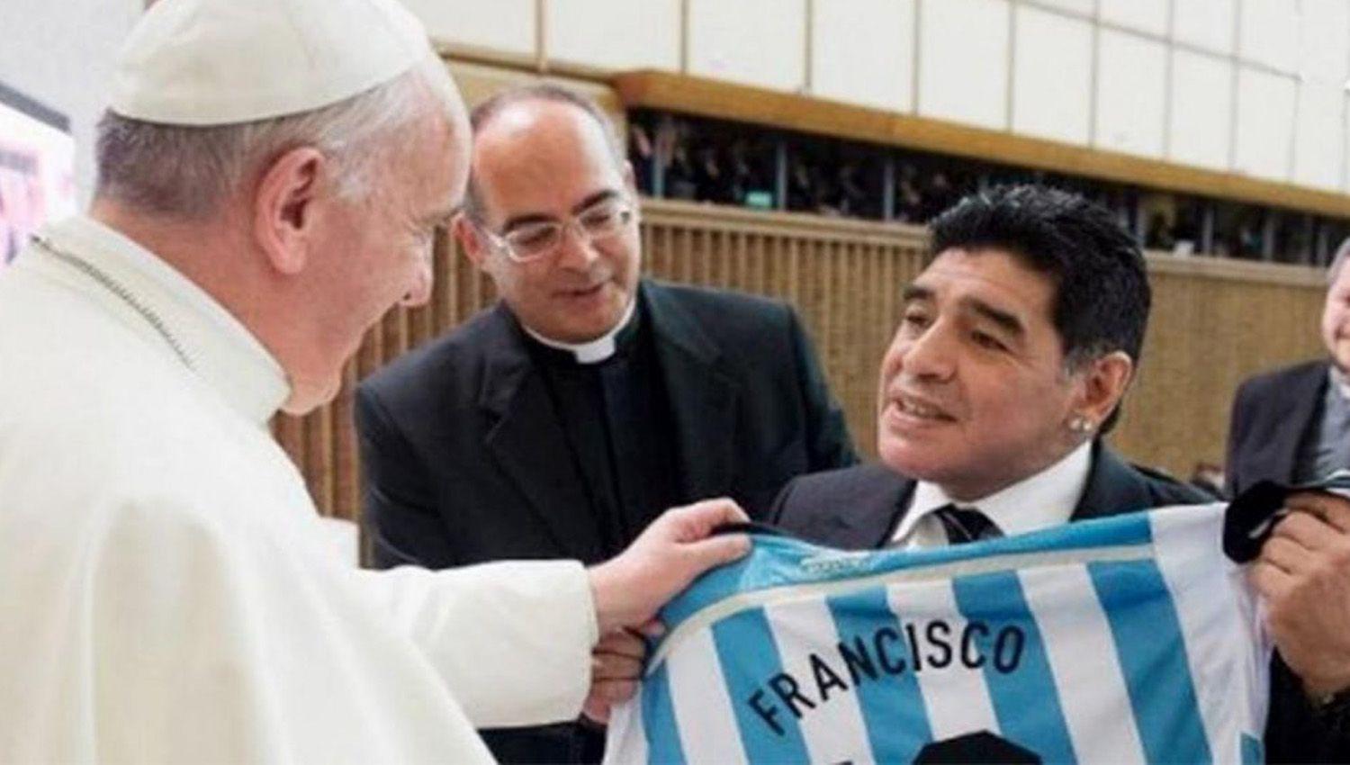 El papa Francisco le envioacute un rosario bendecido a la familia de Diego Maradona