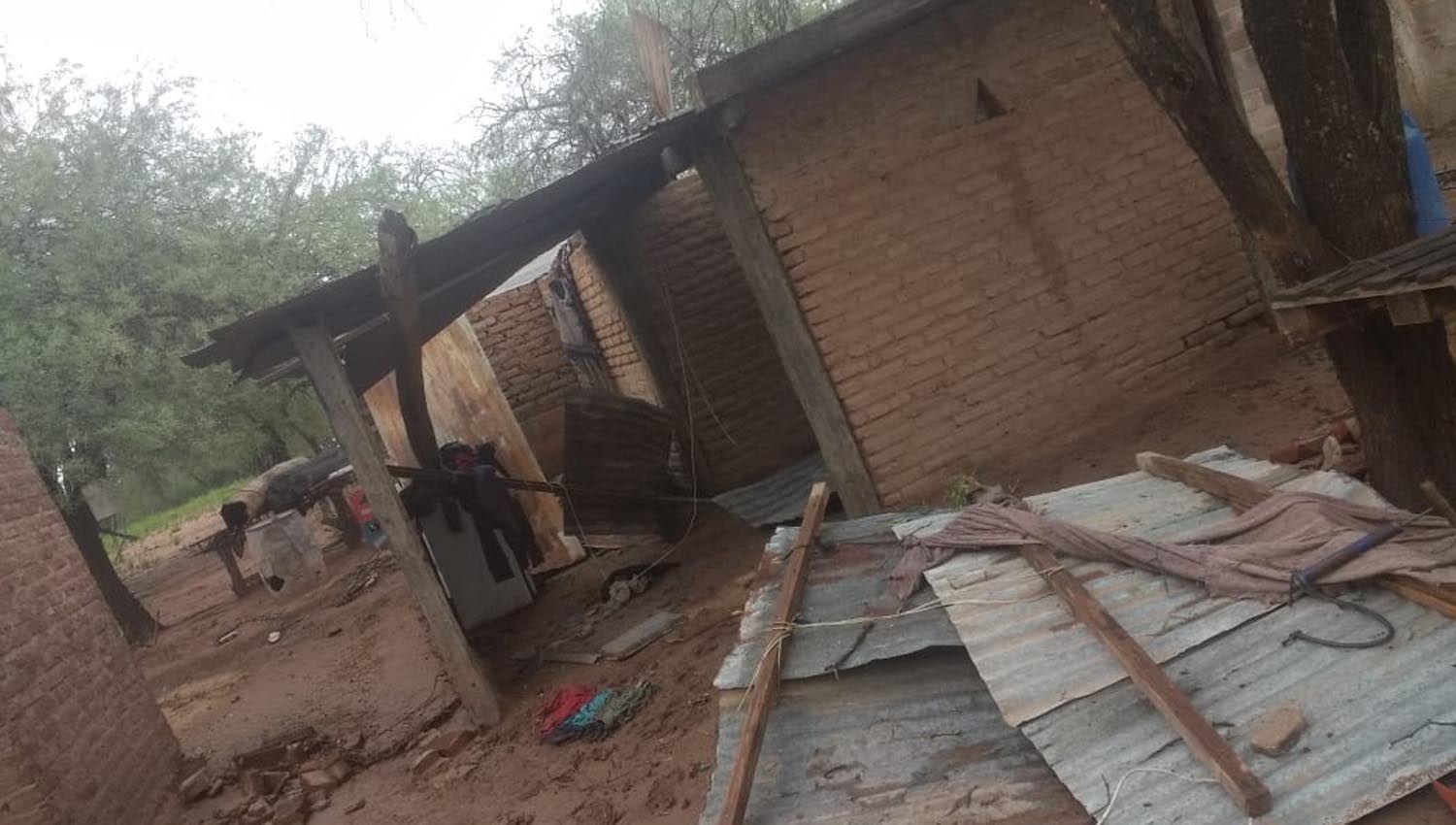 Viento piedra y agua destruyeron viviendas en la localidad de Ahiacute Veremos
