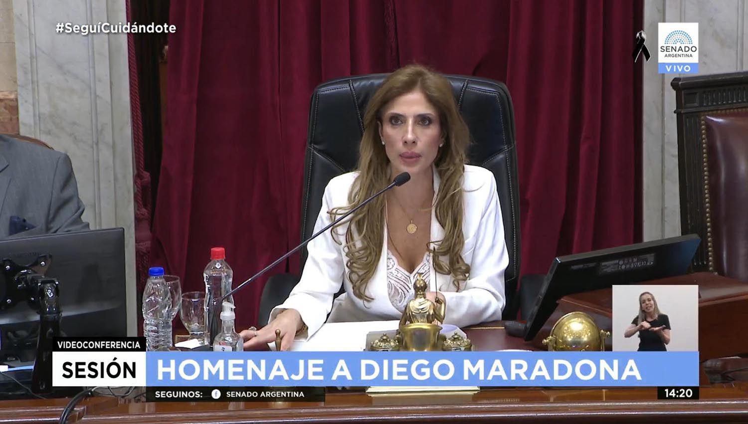 Claudia Zamora presidioacute parte del homenaje que el Senado realizoacute a Diego Armando Maradona