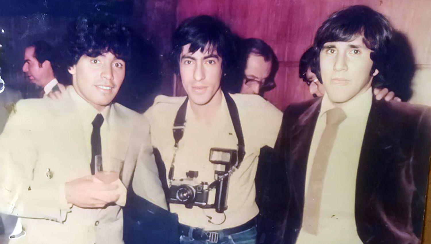 Diego Maradona junto al fotógrafo Rubén Surita y a su amigo añatuyense Humberto Bravo 
