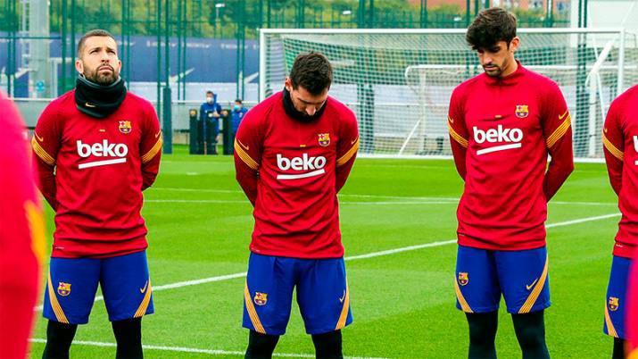 Messi y el plantel de Barcelona homenajearon a Maradona en la praacutectica de hoy