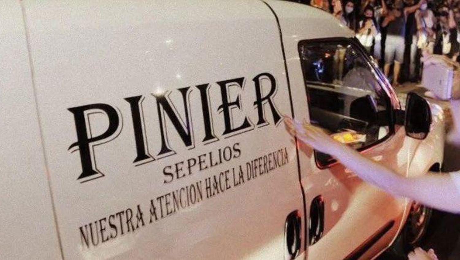 Habloacute uno de los empleados que se fotografioacute con el cuerpo de Maradona- ldquoJamaacutes penseacute que iban a viralizarrdquo