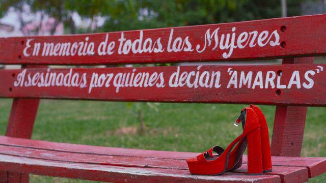 Hallazgo de zapatos rojos en dos plazas sorprendioacute a los vecinos  de la ciudad de Nueva Esperanza