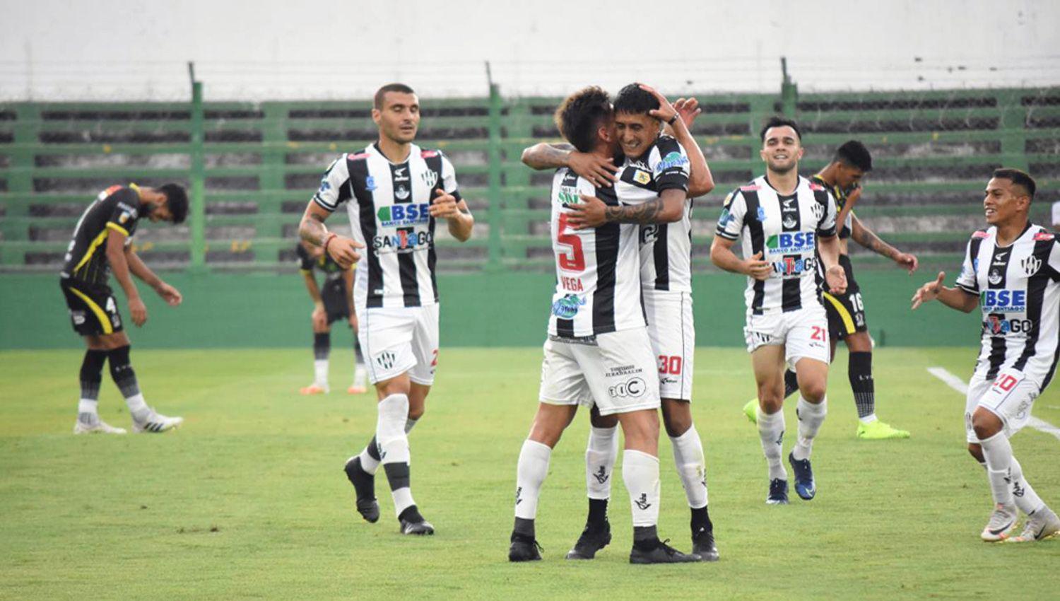 Santiago Rosales decretó el 3-2 en el final y recibe el saludo de sus compañeros Abajo Argañaraz anotaba el primer gol del partido
