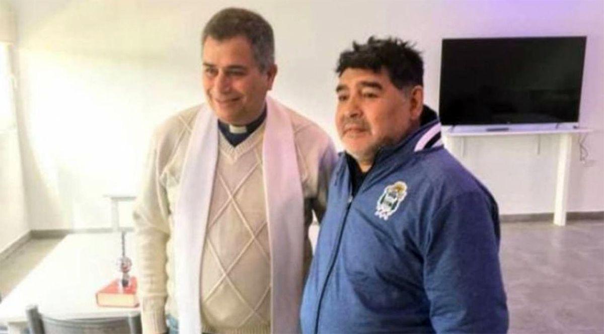 Sacerdote revela el estremecedor pedido que le hizo Diego Maradona la uacuteltima vez que lo vio