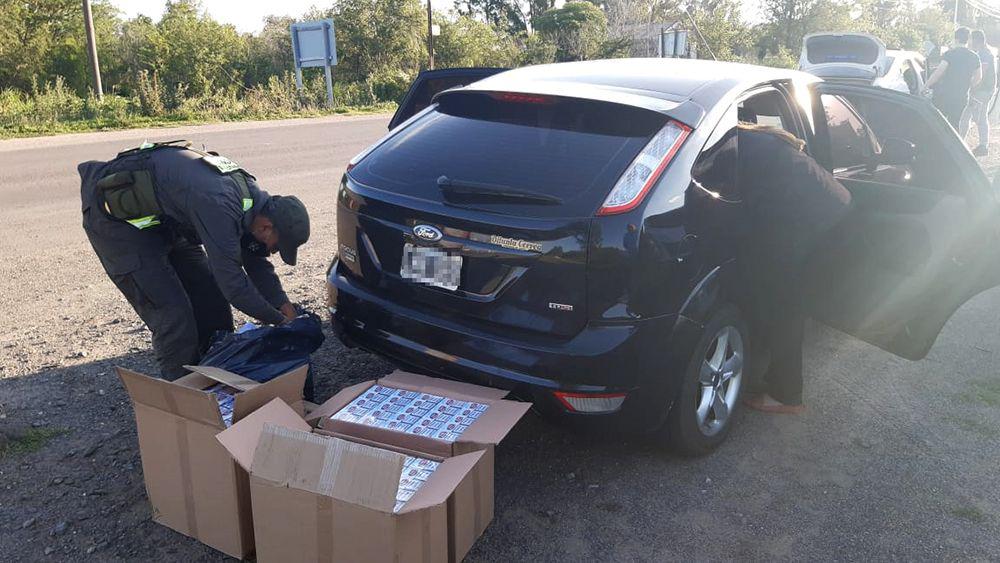 Viajaban en un auto con 1500 paquetes de cigarrillos apoacutecrifos y marihuana