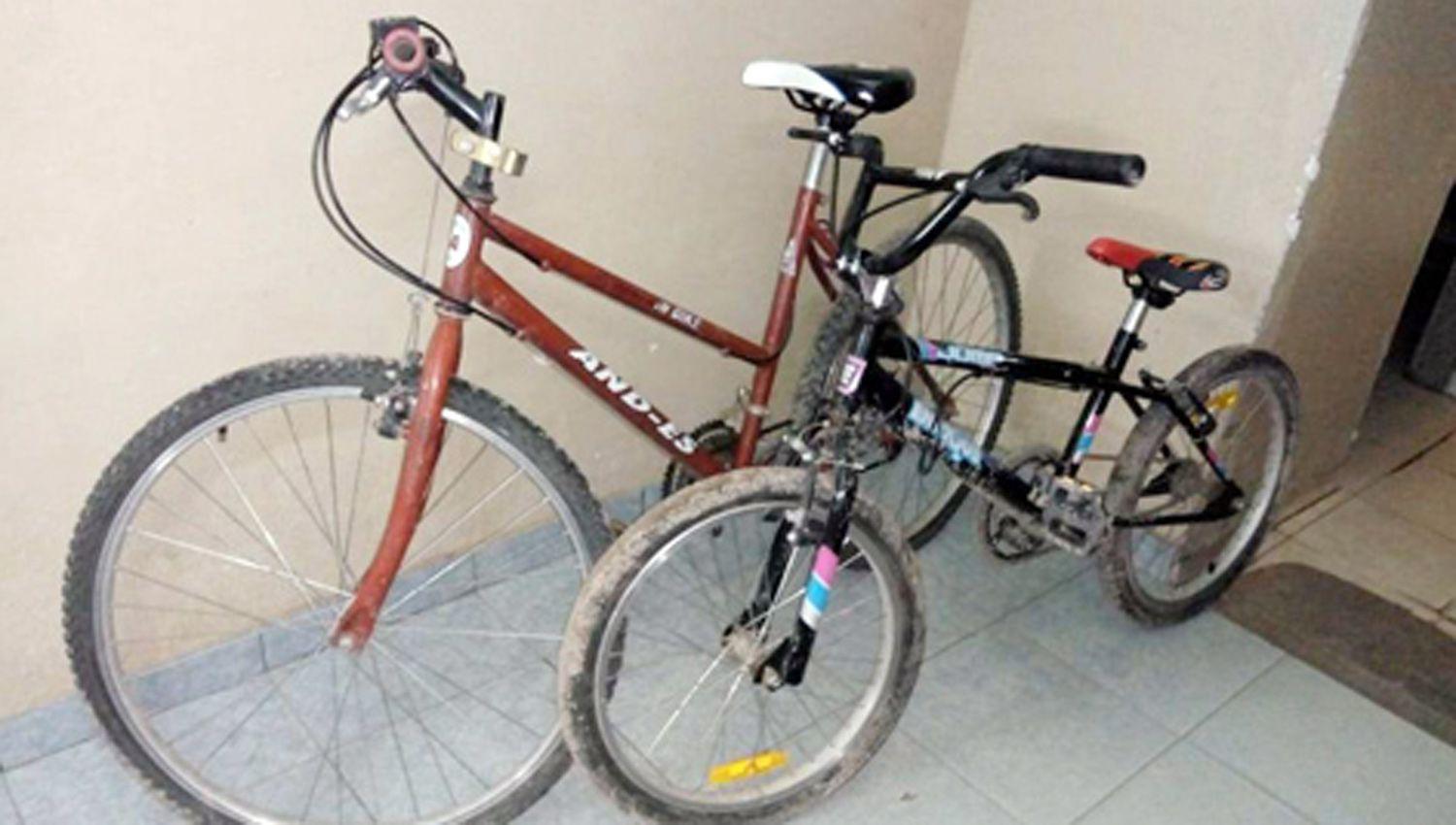 Saltoacute la tapia perimetral de una casa y roboacute dos bicicletas que las vendioacute por tres mil pesos