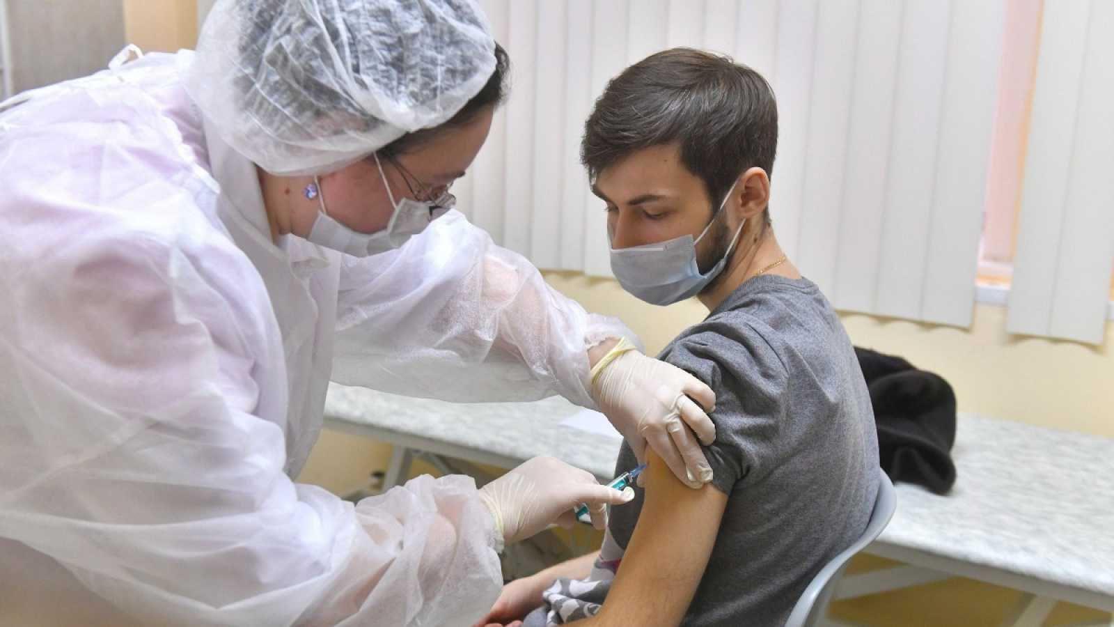 Rusia inicioacute con la vacunacioacuten contra el coronavirus- personal de salud docentes y trabajadores los primeros en recibirla