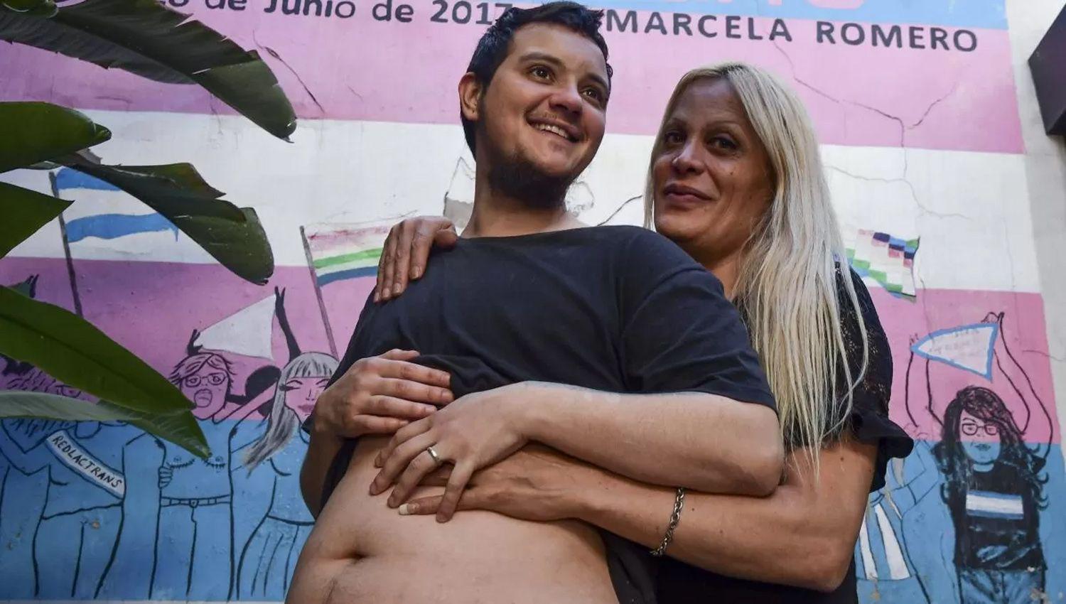 Un varoacuten trans embarazado de cinco meses tendraacute un bebeacute de su pareja una mujer trans
