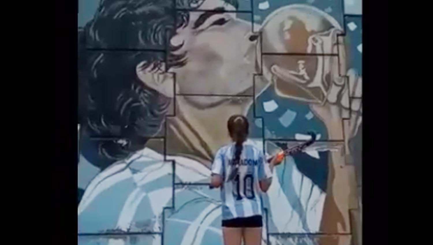 VIDEO  Haciendo sorprendentes malabarismos una jugadora de Old Lions le rindioacute homenaje a Diego Maradona