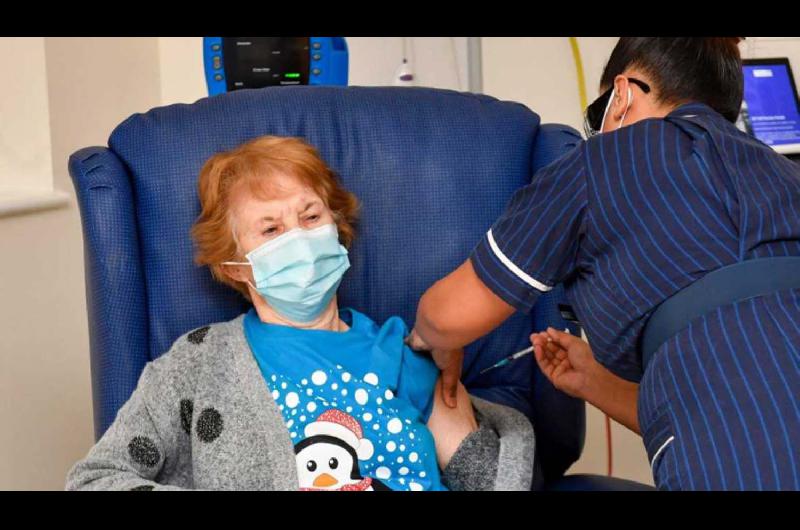 VIDEO  Una mujer inglesa de 90 antildeos la primera persona del mundo en recibir la vacuna de Pfizer y BioNTech