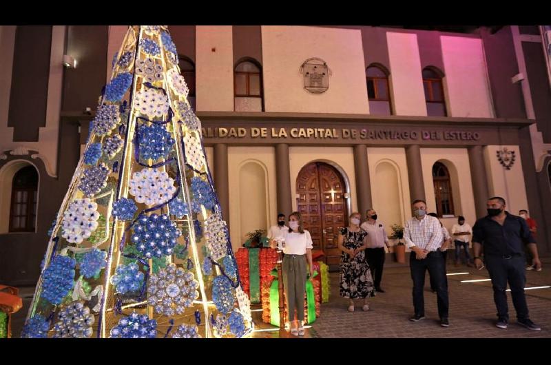 La intendente Fuentes habilitoacute la ornamentacioacuten navidentildea de la ciudad