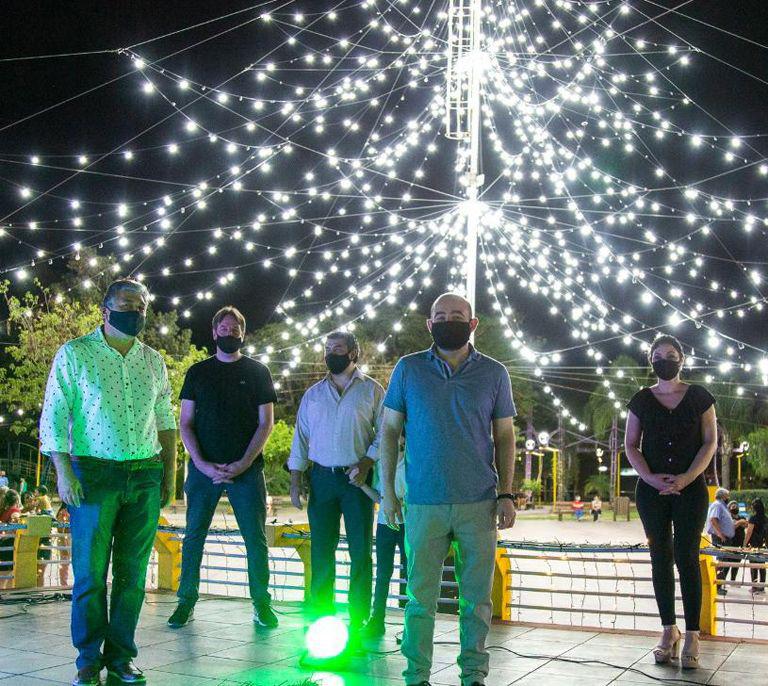 Mirolo encendioacute las luces del aacuterbol de Navidad en la plaza Belgrano