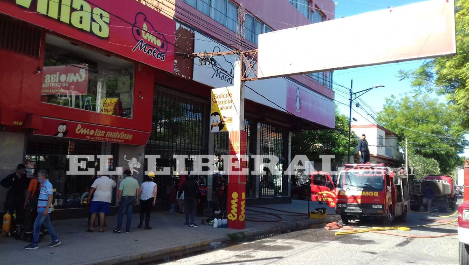 VIDEOS  Voraz incendio en un local comercial de La Banda