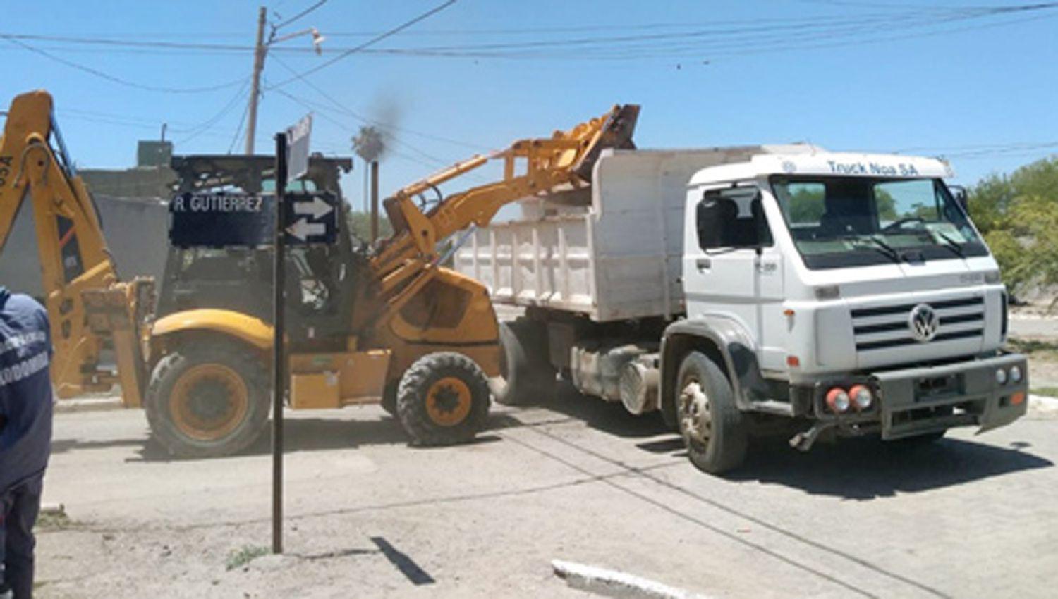Despliegan amplios operativos de limpieza en los barrios Villa Nueva y Neacutestor Kirchner de Clodomira