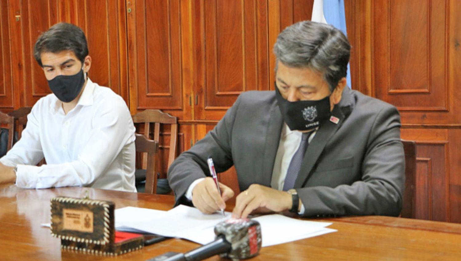 Rubricaron el acuerdo el rector de la Unse Ing Héctor Paz y el Dr
Amado Zogbi rector de la UAA