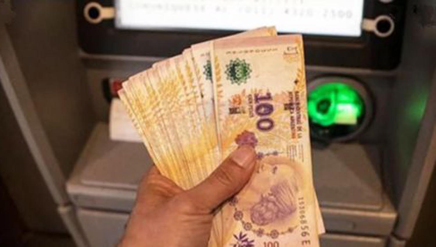 Bono de fin de antildeo y plus para AUH- iquestquieacutenes lo cobran